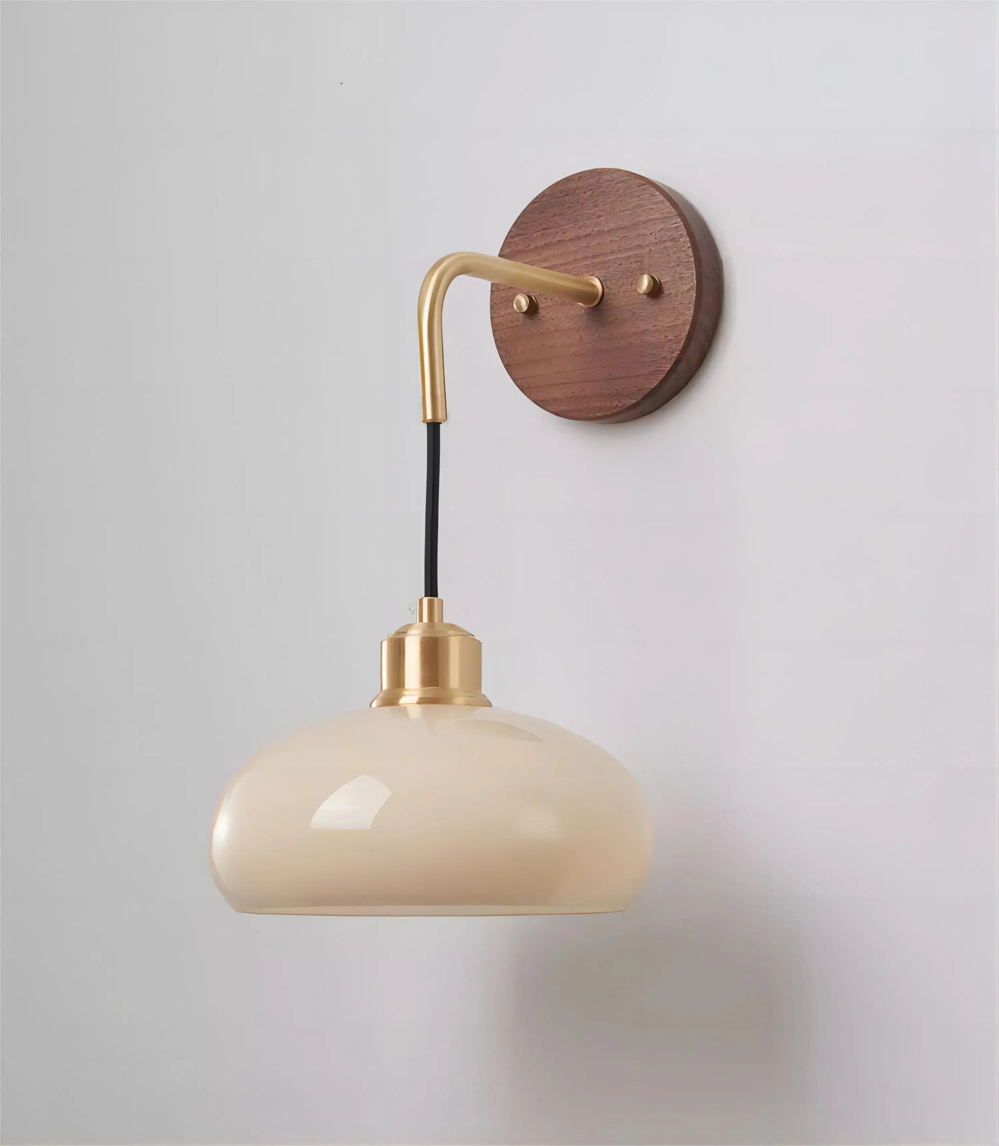 Norvo | WalnutEdge – Moderne Vegglampe i Valnøtt og Messing