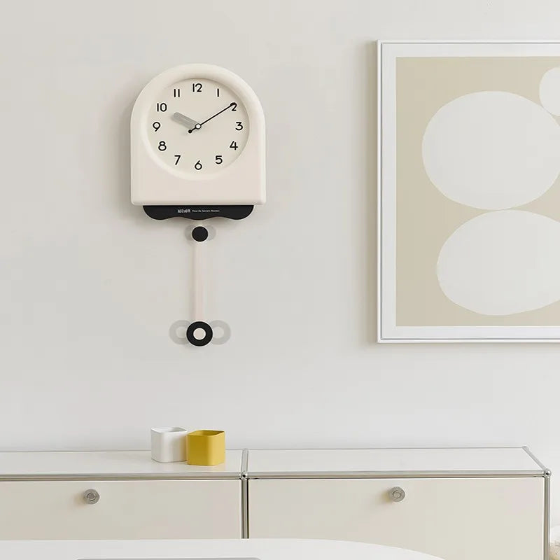 CremePendulum Klokke - Koreansk Veggklokke med Moderne Design