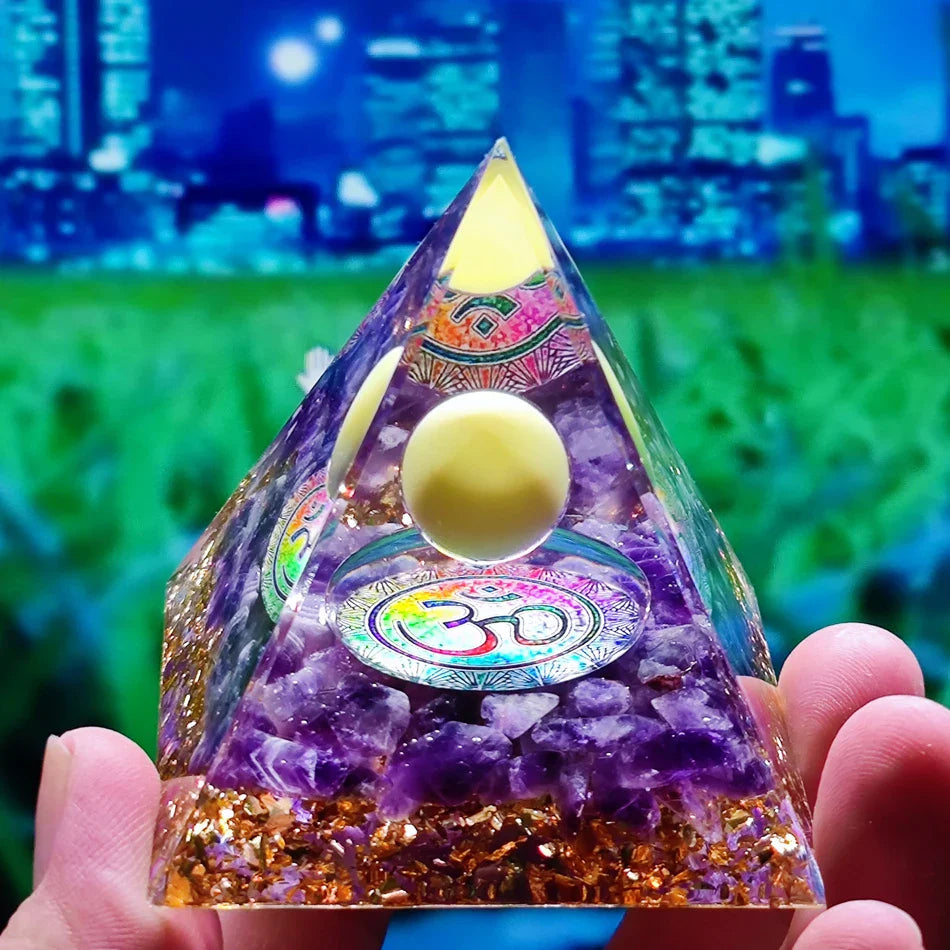 Norvo | Orgonitt-pyramide helbredelse krystaller energigenerator med ametyst pendel - Reiki chakra meditasjonsverktøy og romdekor