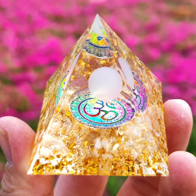 Norvo | Amethyst Peridot Orgone Pyramide - Energigenerator Krystall Reiki Chakra Orgonitt Meditasjonsverktøy