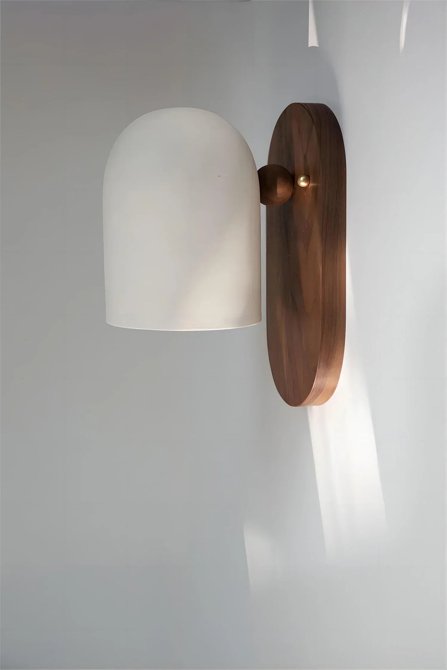 Norvo | TimberSoul – Wabi-Sabi Valnøtt Vegglampe for Naturlig Atmosfære