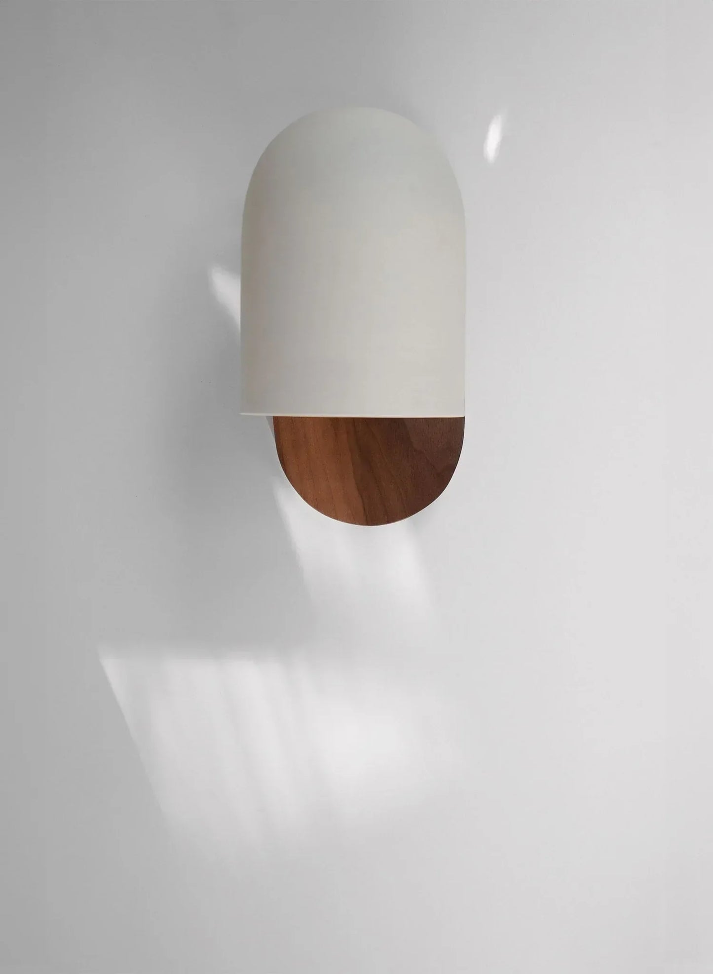 Norvo | TimberSoul – Wabi-Sabi Valnøtt Vegglampe for Naturlig Atmosfære