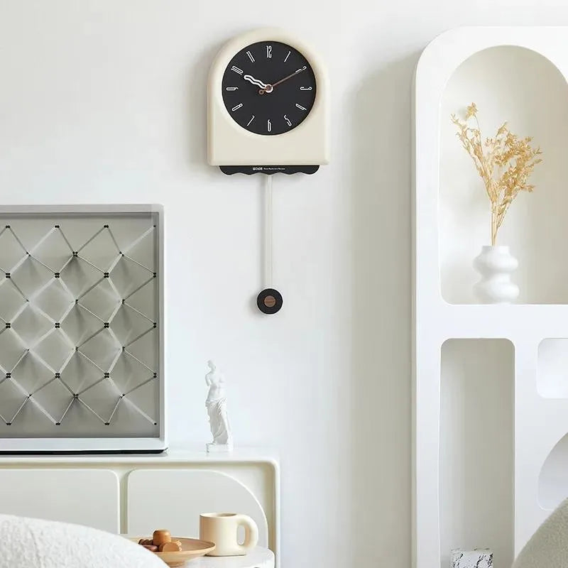 CremePendulum Klokke - Koreansk Veggklokke med Moderne Design