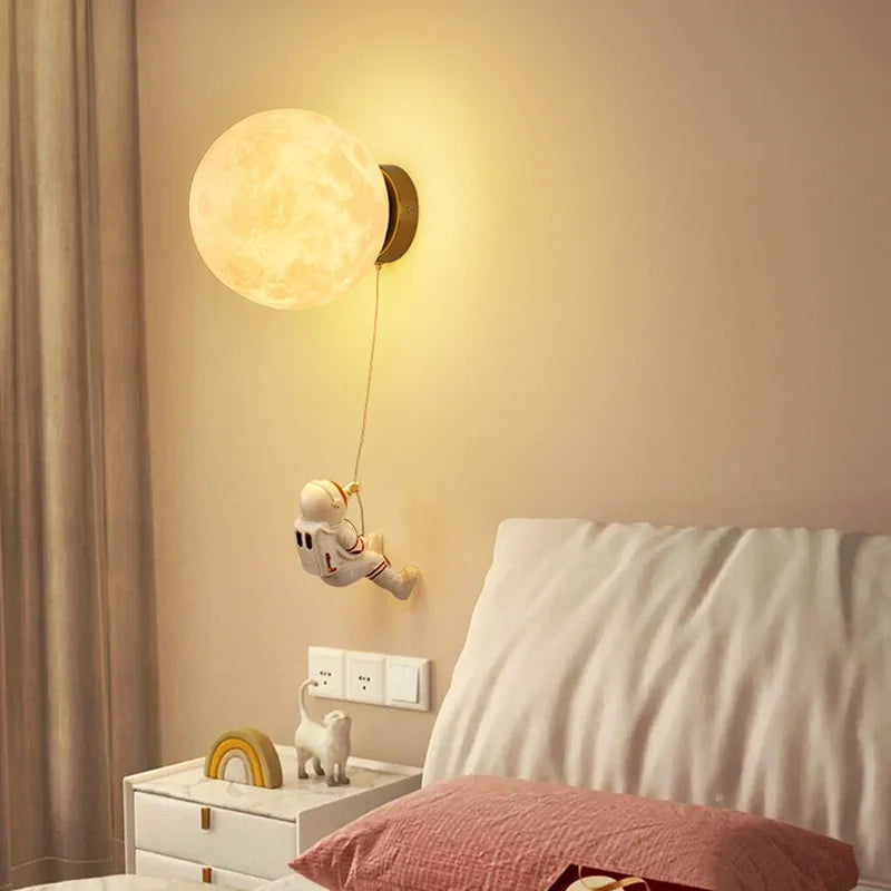 LunarGlow Vegglampe - Måneformet Astronautbelysning