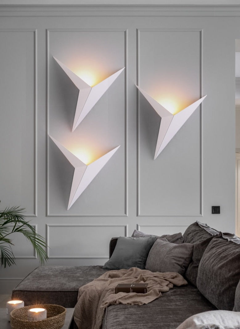 Norvo | TriGlow – Triangulær Vegglampe for Sleek, Moderne Belysning