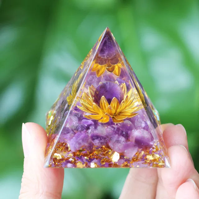 Norvo | Amethyst Peridot Orgone Pyramide - Energigenerator Krystall Reiki Chakra Orgonitt Meditasjonsverktøy