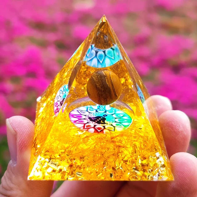 Norvo | Amethyst Peridot Orgone Pyramide - Energigenerator Krystall Reiki Chakra Orgonitt Meditasjonsverktøy