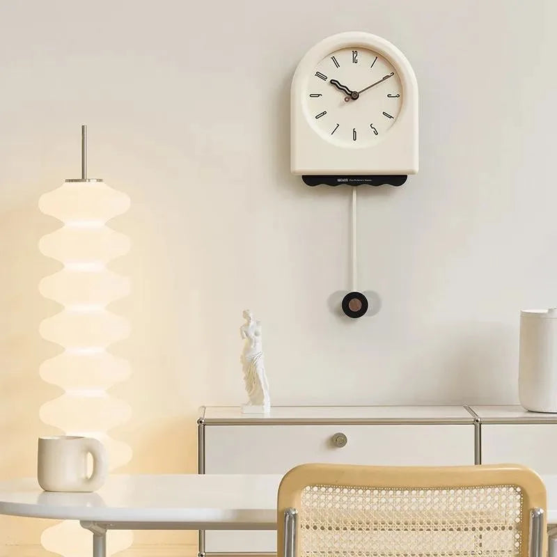 CremePendulum Klokke - Koreansk Veggklokke med Moderne Design