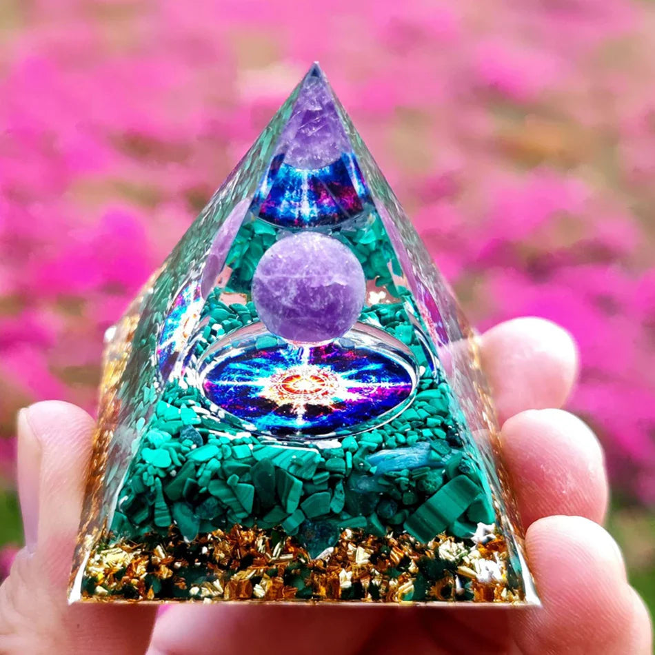 Norvo | Orgonitt-pyramide helbredelse krystaller energigenerator med ametyst pendel - Reiki chakra meditasjonsverktøy og romdekor