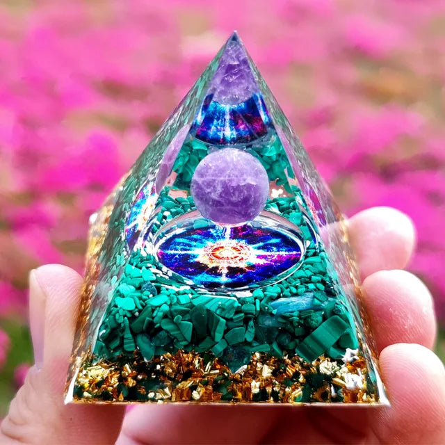 Norvo | Amethyst Peridot Orgone Pyramide - Energigenerator Krystall Reiki Chakra Orgonitt Meditasjonsverktøy
