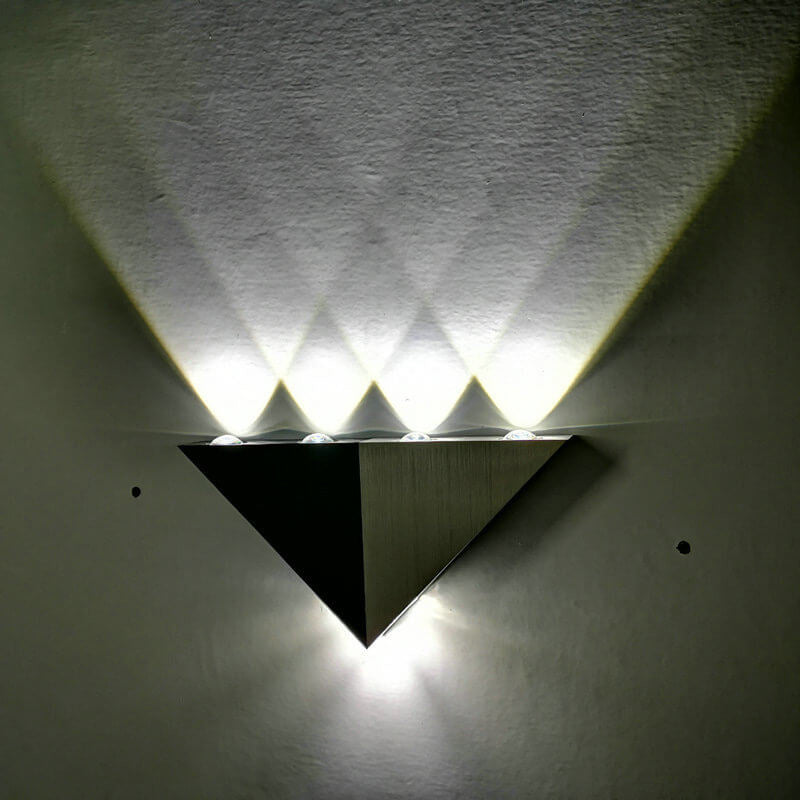 Norvo | TriLumina Prism LED Vegglampe | Kreativ Pyramide Design | Aluminium & Akryl | Fargede Lysalternativer