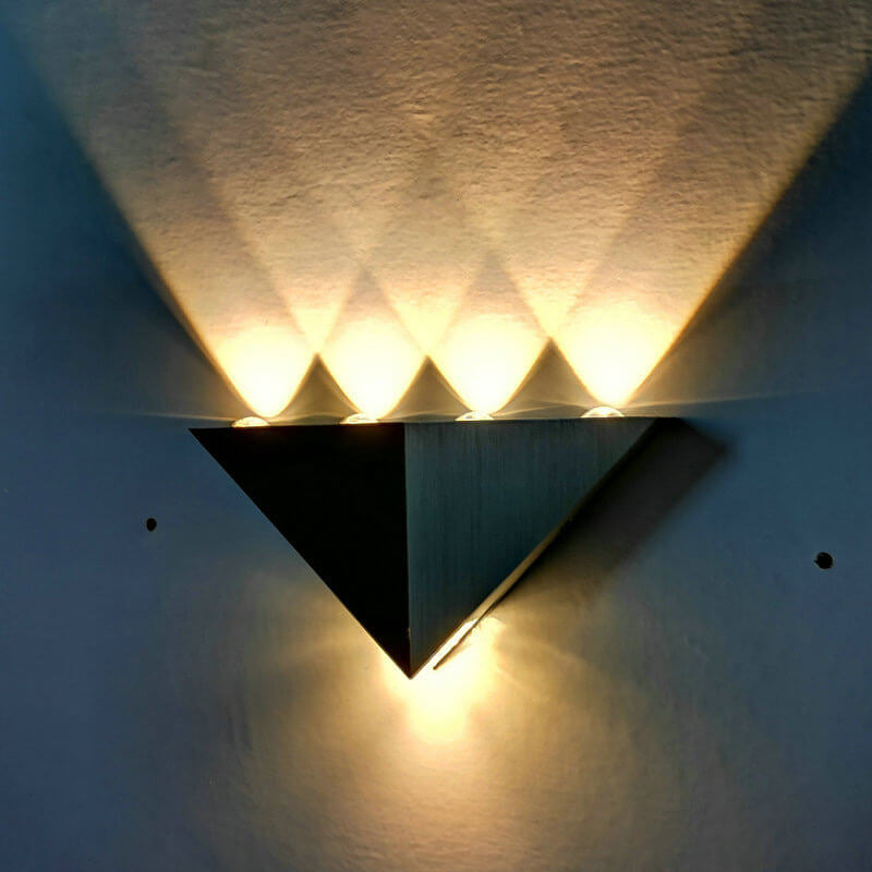 Norvo | TriLumina Prism LED Vegglampe | Kreativ Pyramide Design | Aluminium & Akryl | Fargede Lysalternativer