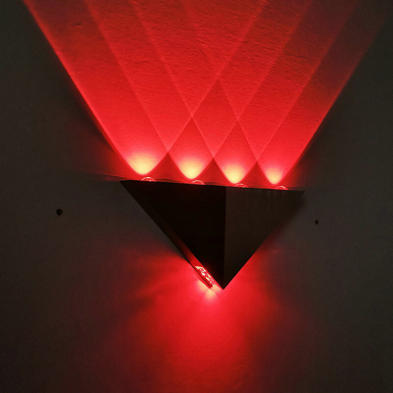 Norvo | TriLumina Prism LED Vegglampe | Kreativ Pyramide Design | Aluminium & Akryl | Fargede Lysalternativer