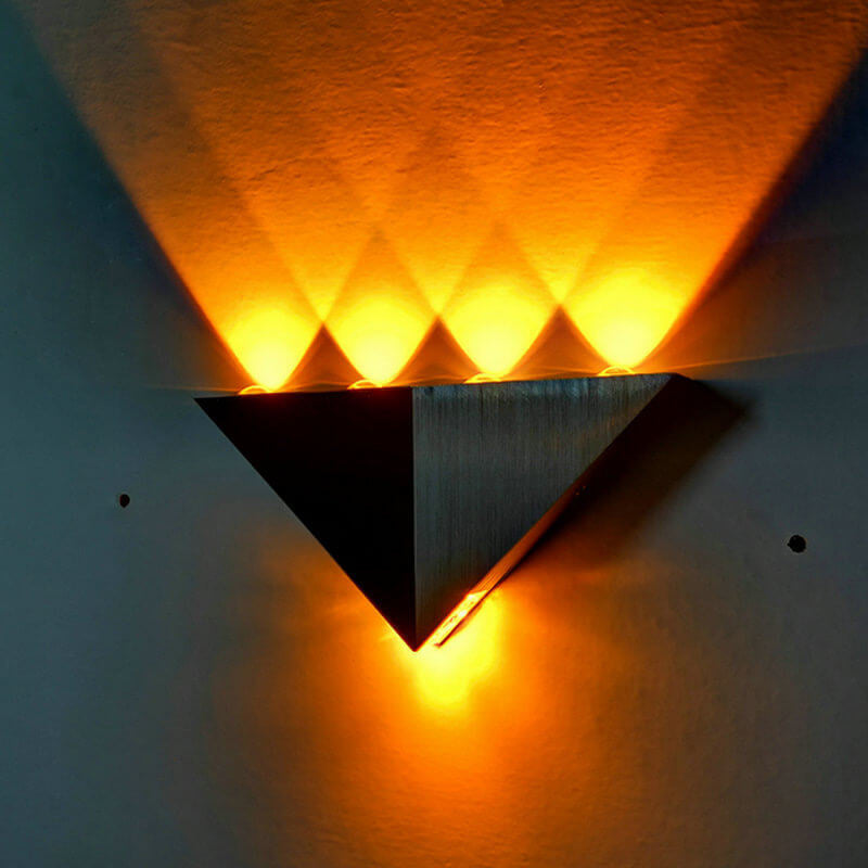 Norvo | TriLumina Prism LED Vegglampe | Kreativ Pyramide Design | Aluminium & Akryl | Fargede Lysalternativer