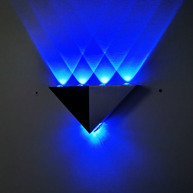 Norvo | TriLumina Prism LED Vegglampe | Kreativ Pyramide Design | Aluminium & Akryl | Fargede Lysalternativer
