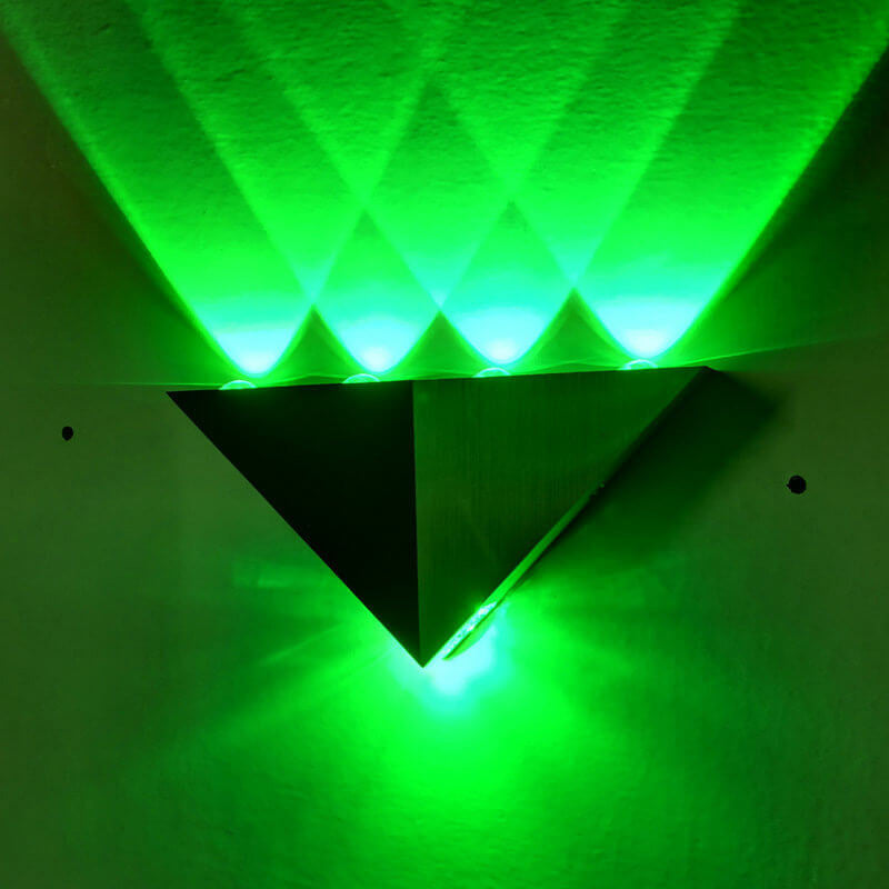 Norvo | TriLumina Prism LED Vegglampe | Kreativ Pyramide Design | Aluminium & Akryl | Fargede Lysalternativer