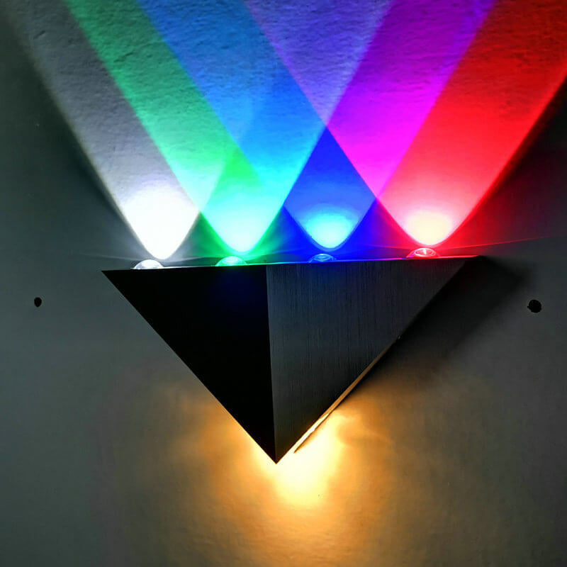 Norvo | TriLumina Prism LED Vegglampe | Kreativ Pyramide Design | Aluminium & Akryl | Fargede Lysalternativer