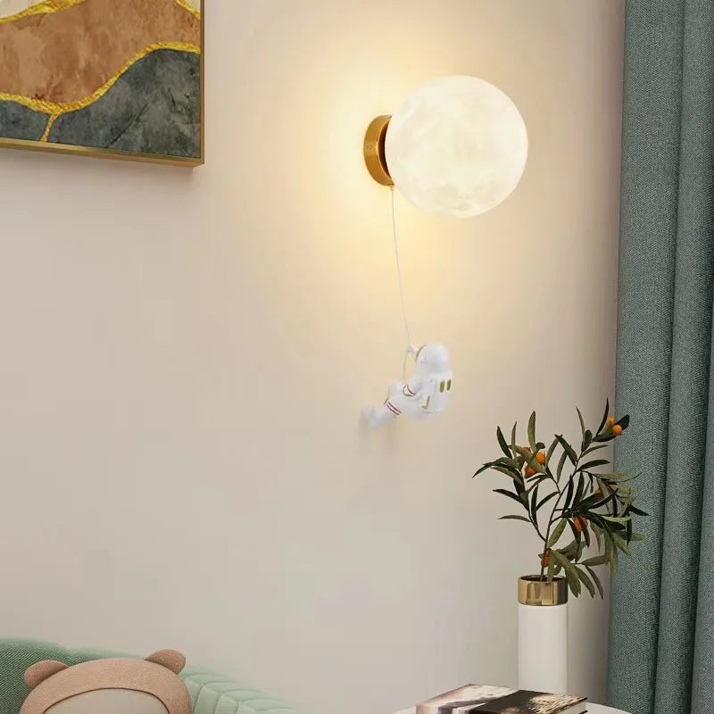 LunarGlow Vegglampe - Måneformet Astronautbelysning