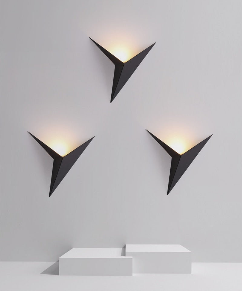 Norvo | TriGlow – Triangulær Vegglampe for Sleek, Moderne Belysning