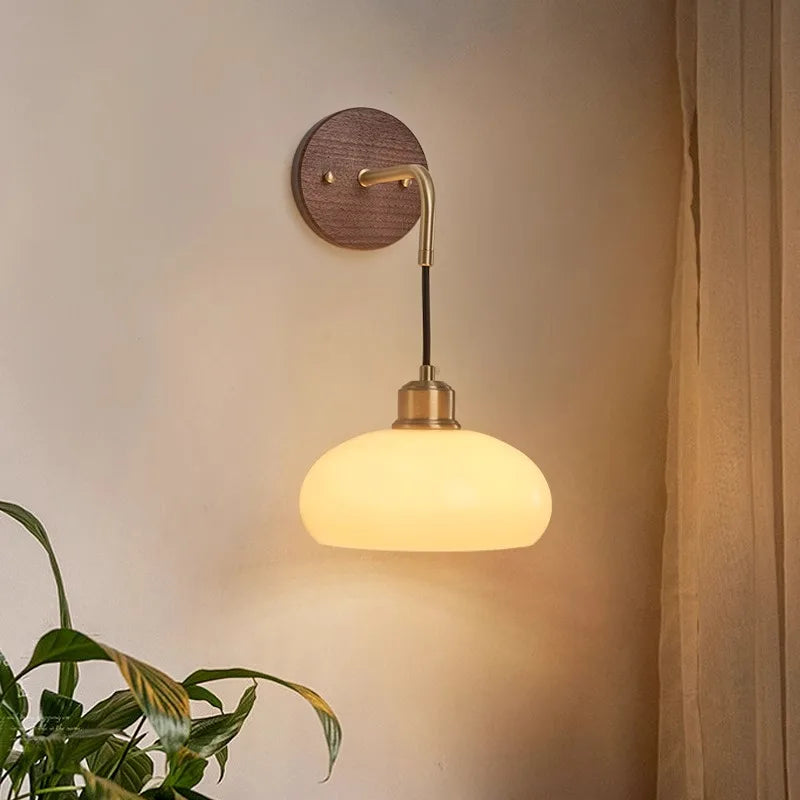Norvo | WalnutEdge – Moderne Vegglampe i Valnøtt og Messing