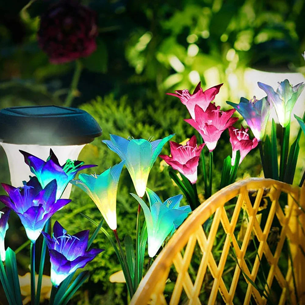 Norvo | Solenergi LED blomsterlys i liljeform – Fargeendrende hagebelysning med stake for utendørsområder