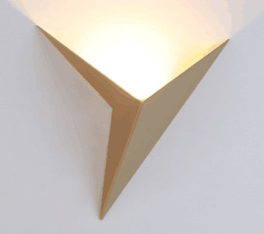 Norvo | TriGlow – Triangulær Vegglampe for Sleek, Moderne Belysning