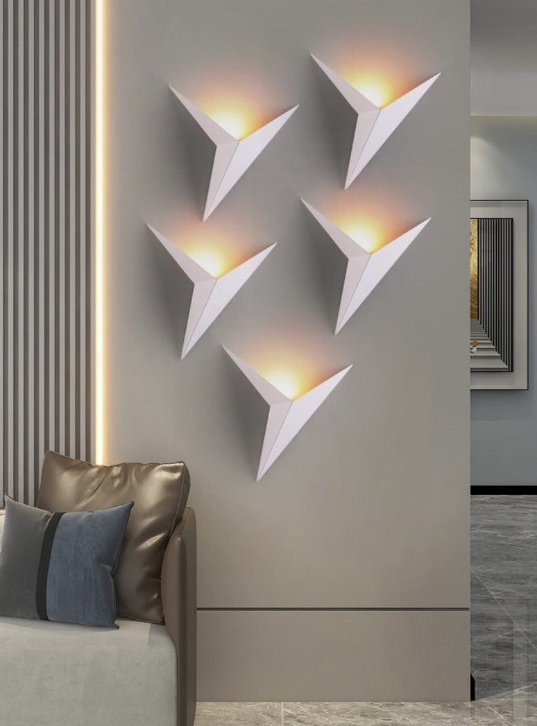 Norvo | TriGlow – Triangulær Vegglampe for Sleek, Moderne Belysning