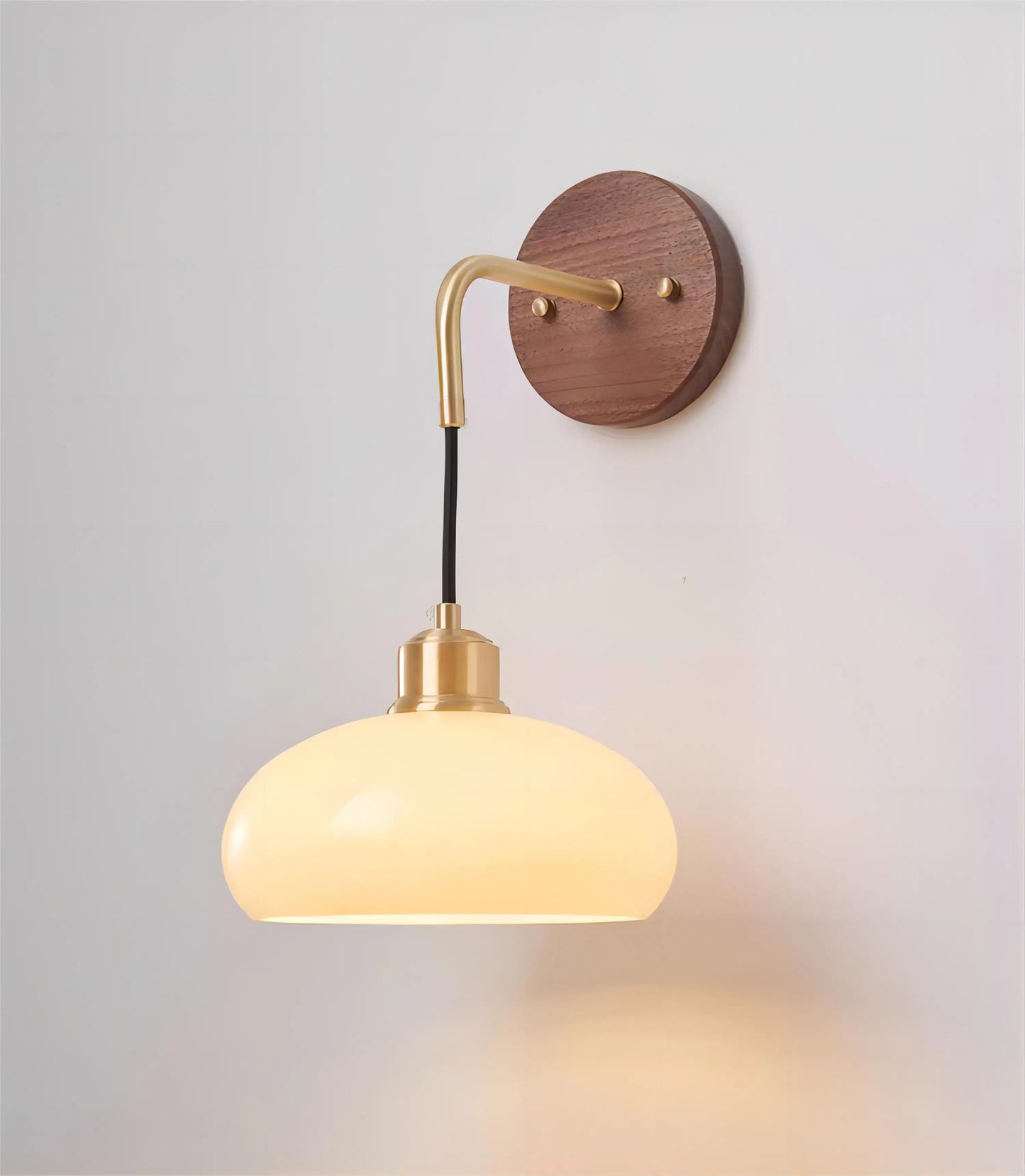 Norvo | WalnutEdge – Moderne Vegglampe i Valnøtt og Messing
