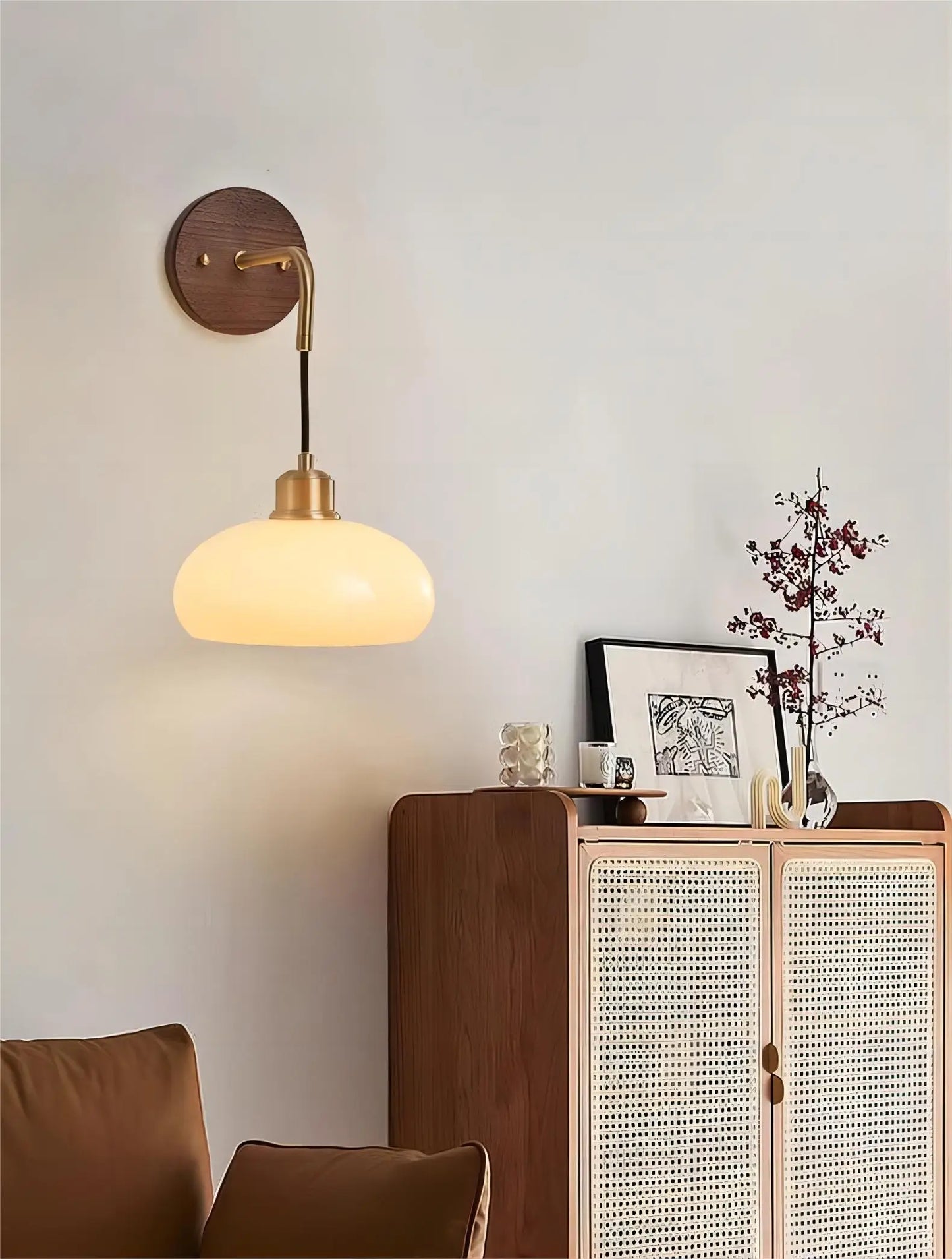 Norvo | WalnutEdge – Moderne Vegglampe i Valnøtt og Messing