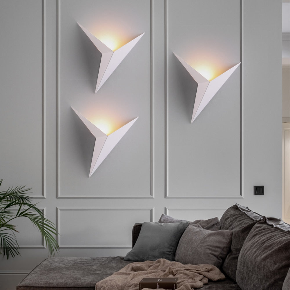 Norvo | TriGlow – Triangulær Vegglampe for Sleek, Moderne Belysning