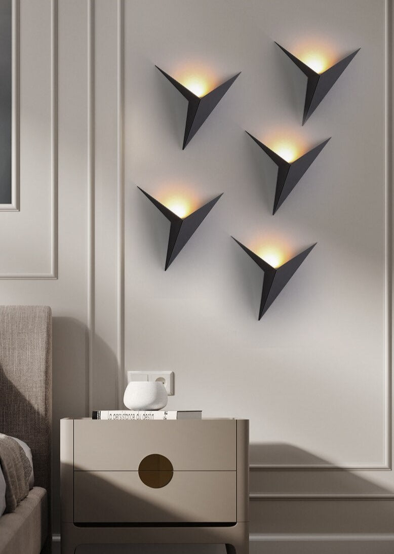 Norvo | TriGlow – Triangulær Vegglampe for Sleek, Moderne Belysning