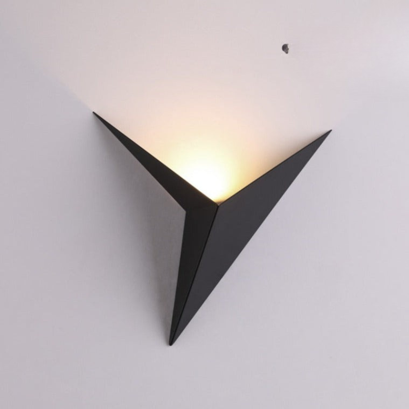 Norvo | TriGlow – Triangulær Vegglampe for Sleek, Moderne Belysning