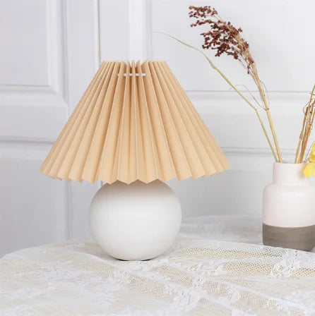 Elegant Bordlampe i Vintage Stil - Antikk Design med Foldsavt Lampeskjerm, Retro Bordlys for Stue og Soverom, Dekorativ og Stilfull