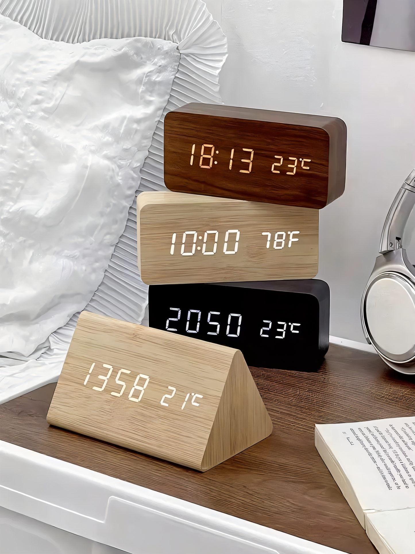 Norvo | WakeyCue | Moderne Tre LED Digital Vekkerklokke med Temperatur- og Fuktighetsvisning