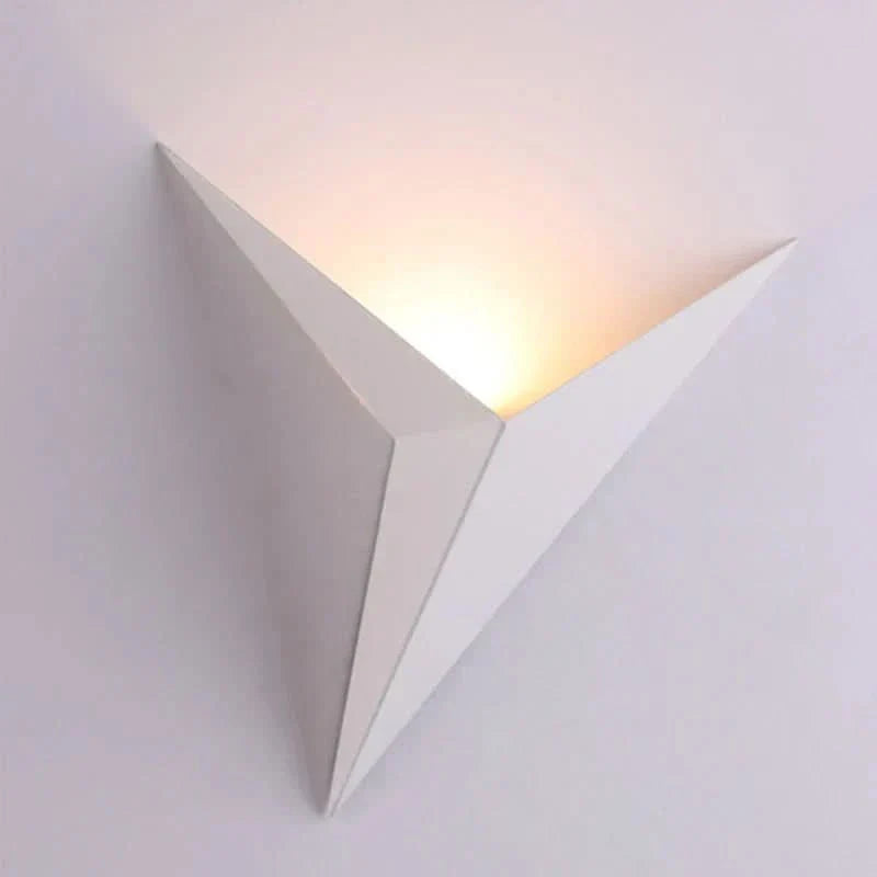 Norvo | Moderne LED Triangulær Vegglampe for Stilige Interiører