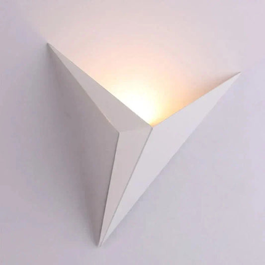 Norvo | Moderne LED Triangulær Vegglampe for Stilige Interiører