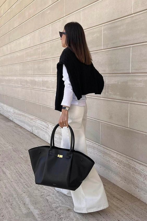 Norvo | Tassa Luksuriøs Overdimensjonert Skulderveske med Gullspenne – Elegant Minimalistisk Tote for Kvinner