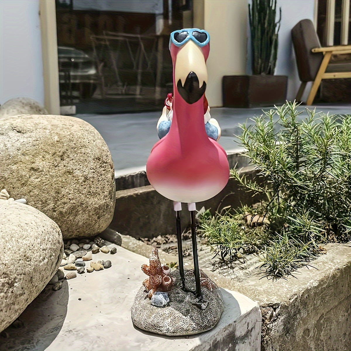 Norvo | Flamingo avslappende hagegnom statue