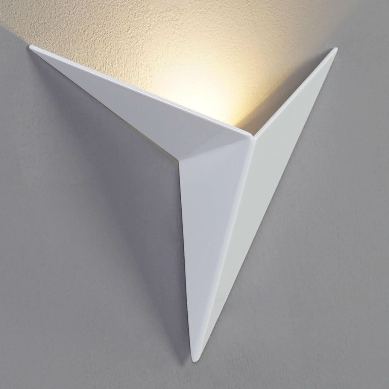 Norvo | Moderne LED Triangulær Vegglampe for Stilige Interiører