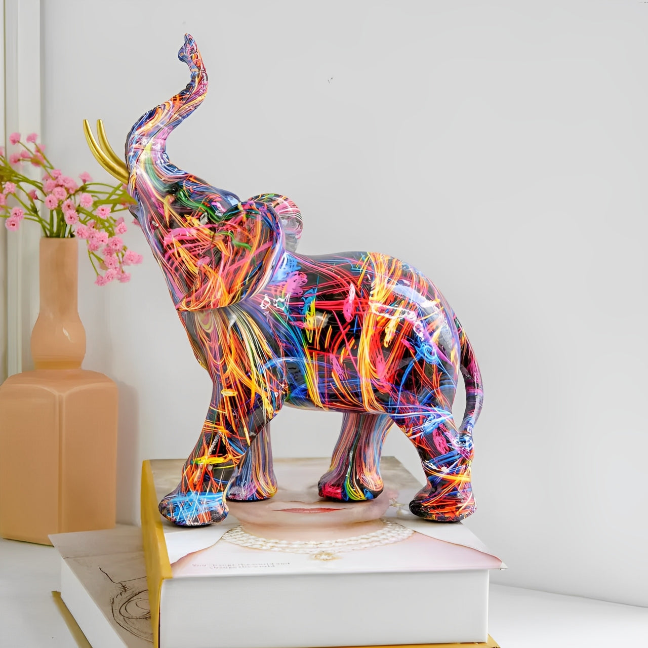 Norvo | Abstrakt Elefant Statue – Fargerik Afrikansk Design med Hevet Snabel for Lykke