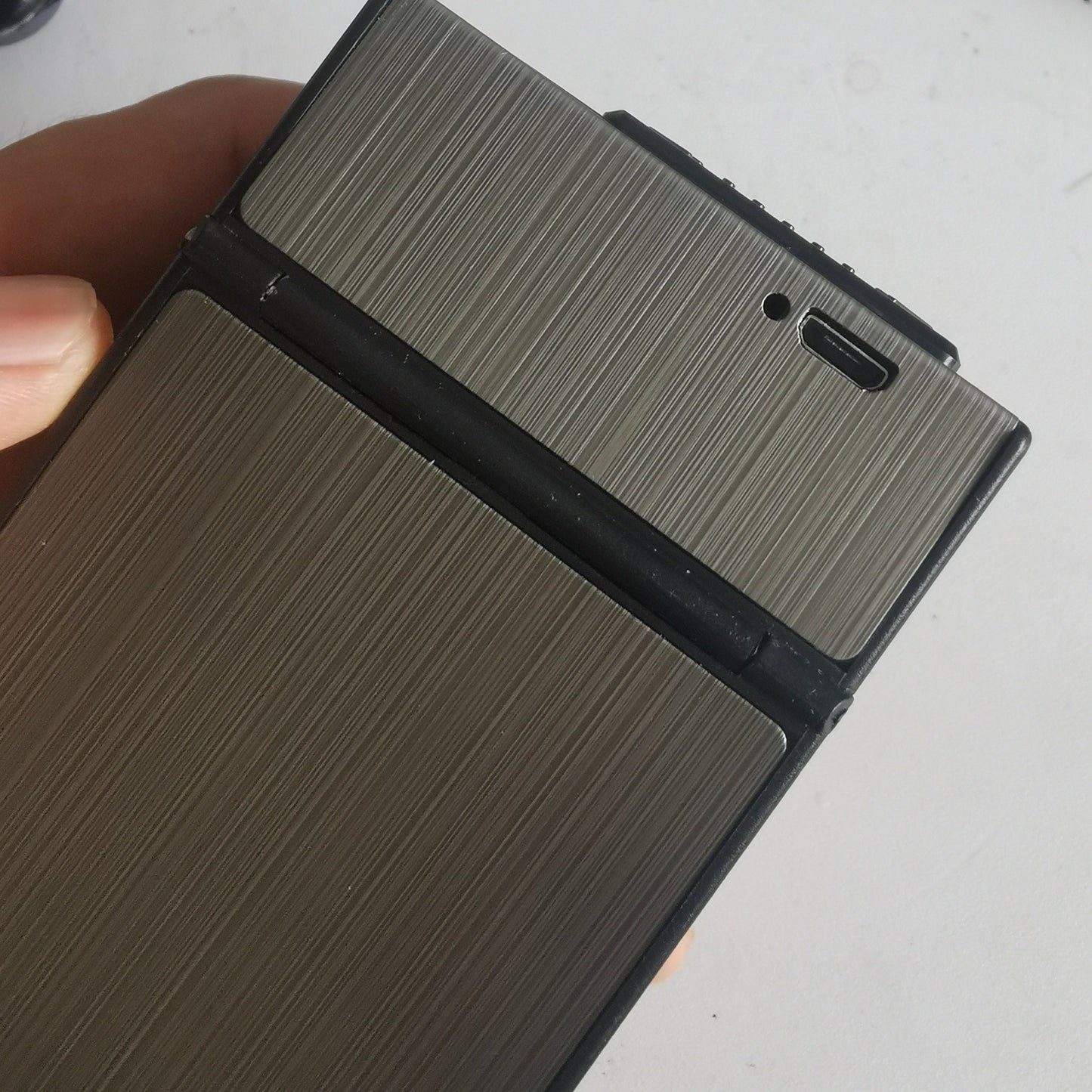 Norvo | 2-i-1 USB oppladbar lighter og sigarettetui - Stilig herre 20-sigarett holder, fuktighetsbestandig og slitesterk