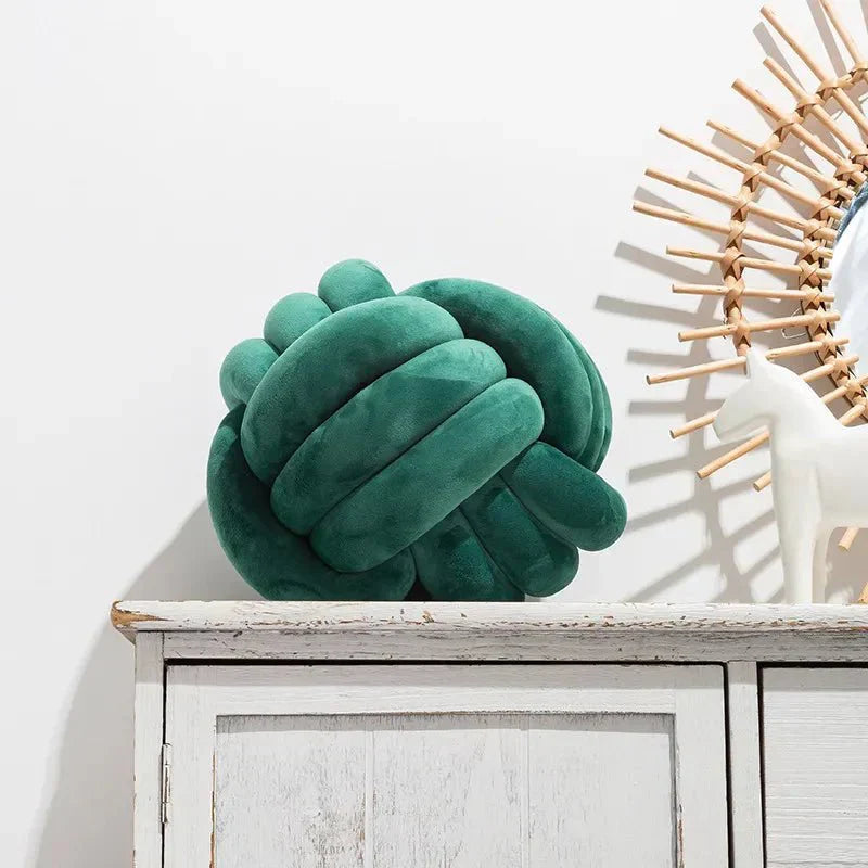 Norvo | Dekorativ, myk pute med knyttet kule i semsket utseende