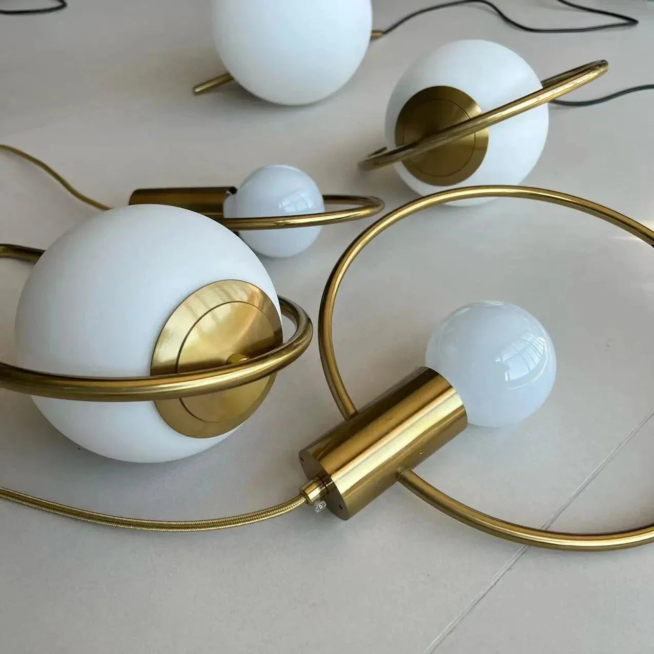 Gylden glasskuppel taklampe