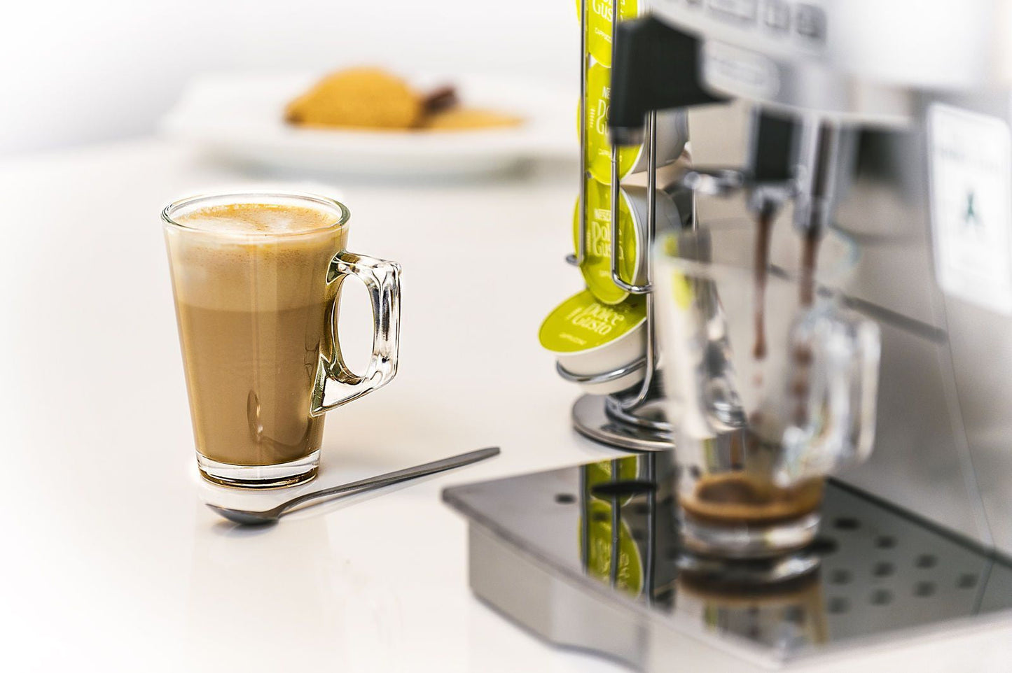 12 latte kopper med lange skjeer