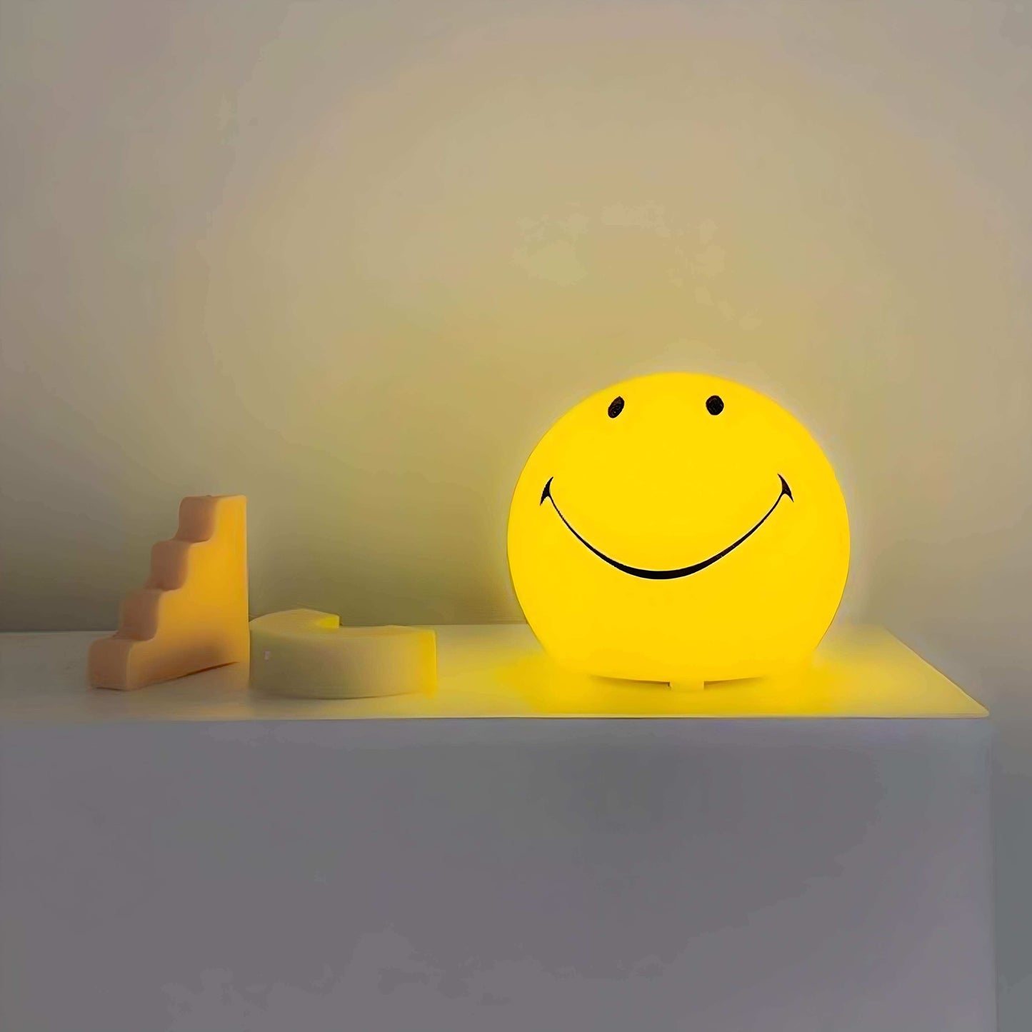Norvo | SmileyGlow Nattlampe | Dimmbar LED Sengelys med Moderne Design & Varm Atmosfære