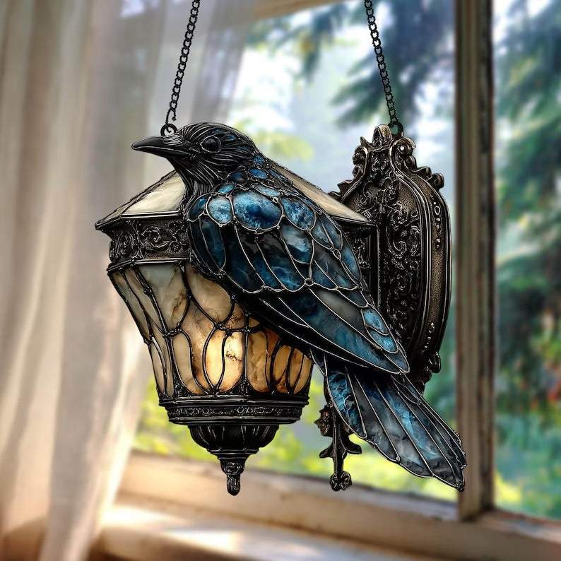 Norvo | Crow Pendant Lantern | Håndmalt Gotisk Dekor | Amber Glass & Metall Hengende Lys