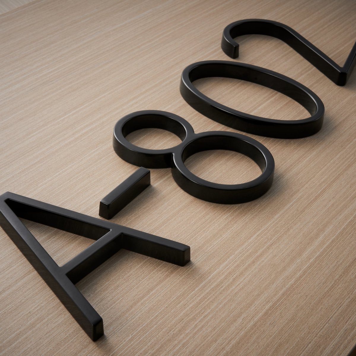 Norvo | Moderne Husnummer – 3D Flytende Effekt & Værbestandig Sinklegering Design
