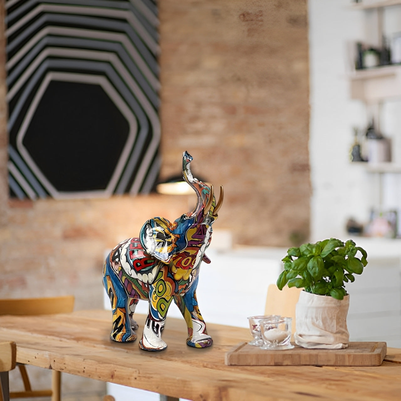 Norvo | Abstrakt Elefant Statue – Fargerik Afrikansk Design med Hevet Snabel for Lykke