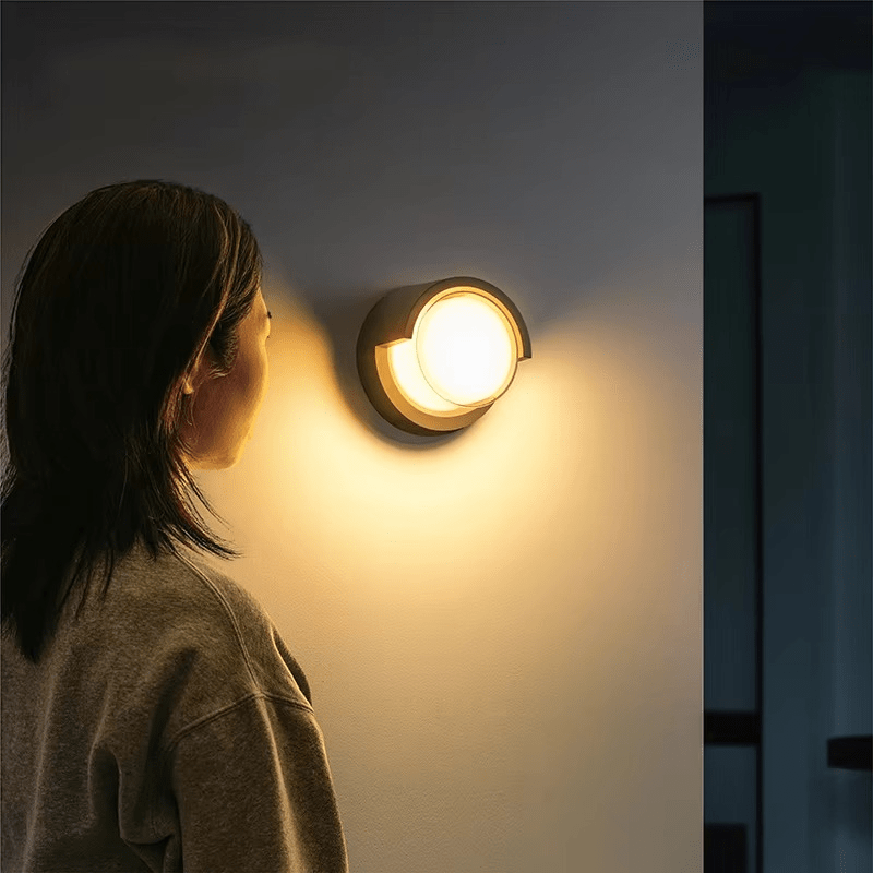 Norvo | SAFEGLIMMER – Utendørs LED vegglampe med bevegelsessensor for sikkerhet og stil