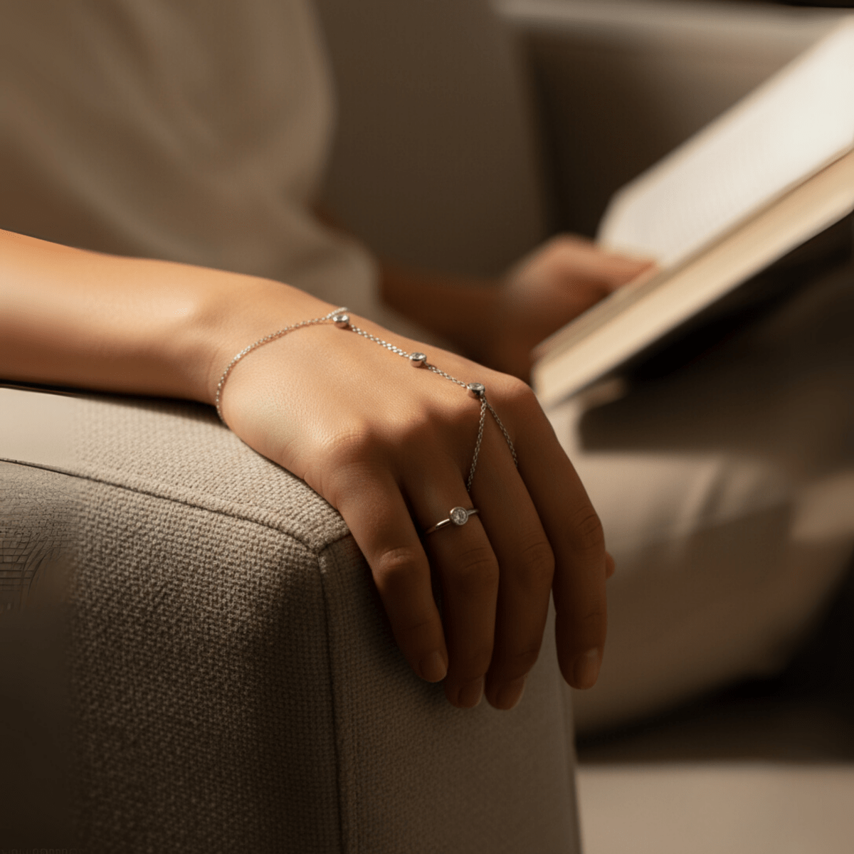Norvo | PalmGrace – Justerbar Finger Ring Palm Armbånd med Strålende Krystaller
